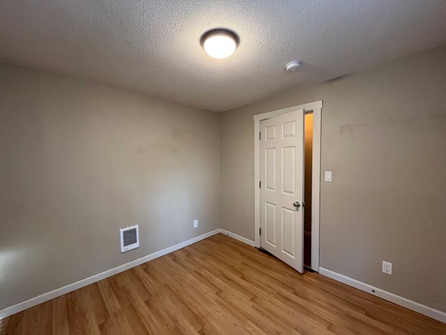 Building Photo - Updated and Bright 3 Bedroom 2 Bath Home in NE Portland (PDX/Columbia River)