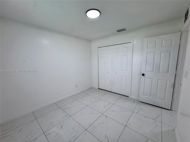 Building Photo - 732 Ichabod Ave