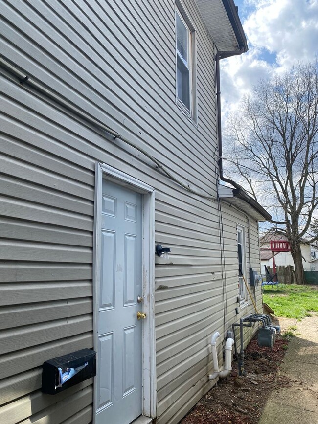 Building Photo - 251-251 1/2 N Fifth St