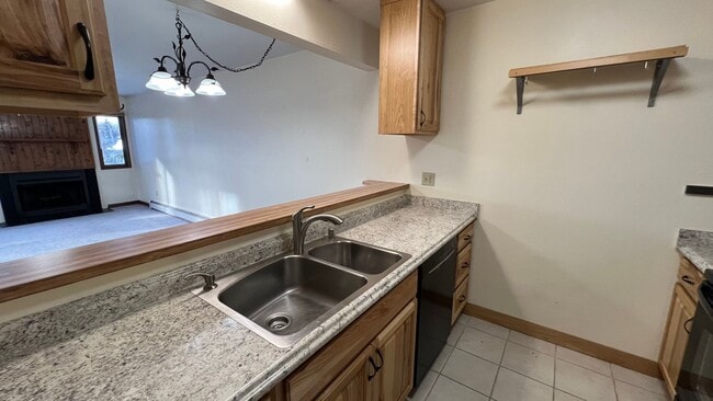Building Photo - Spacious 2 Bedroom Condo in Eastridge! Carport Parking, Mountain View Balcony!