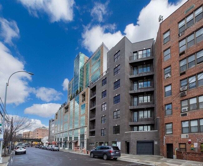 Building Photo - 31-25A Newtown Ave