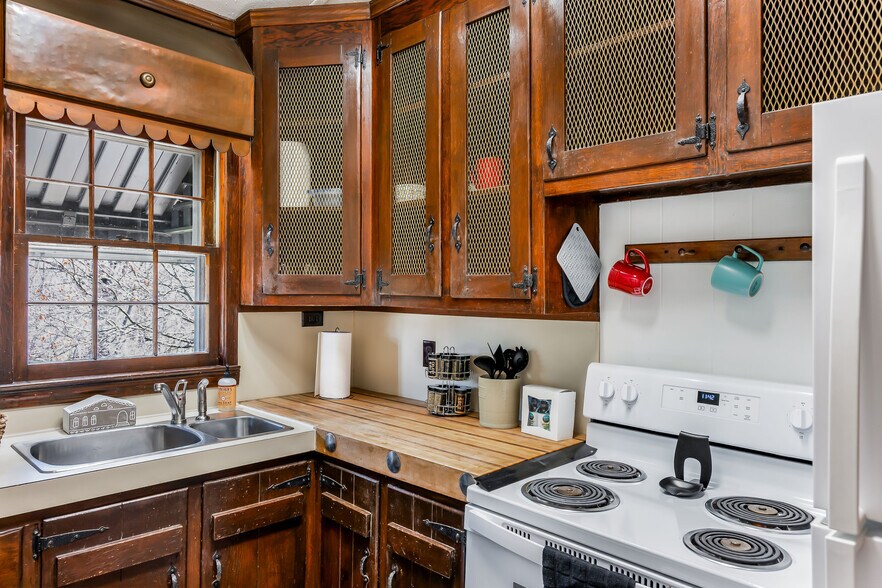 Building Photo - 323 Poplar Hill Ln