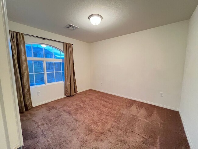 Building Photo - Desirable 4 Bedroom 2.5. Bathroom home in ...