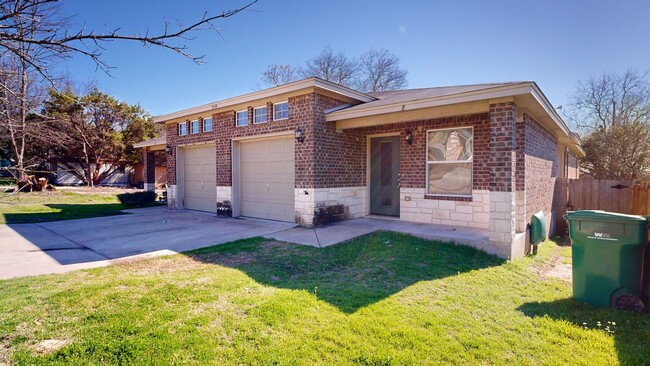 Primary Photo - Amazing Duplex in Harker Heights with stai...