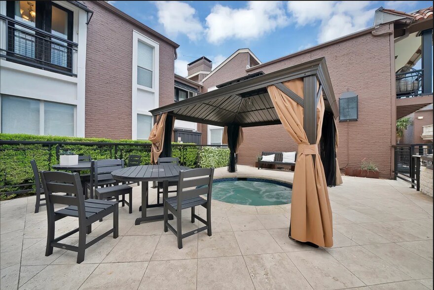 Building Photo - 5930 Sandhurst Ln