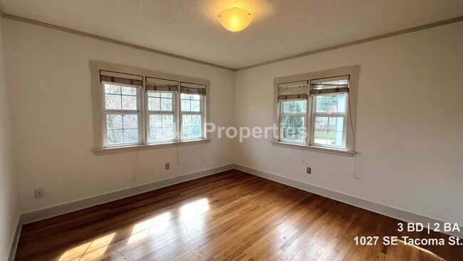 Building Photo - Light-Filled 3 BD | 2 BA Home in the Heart of Sellwood!