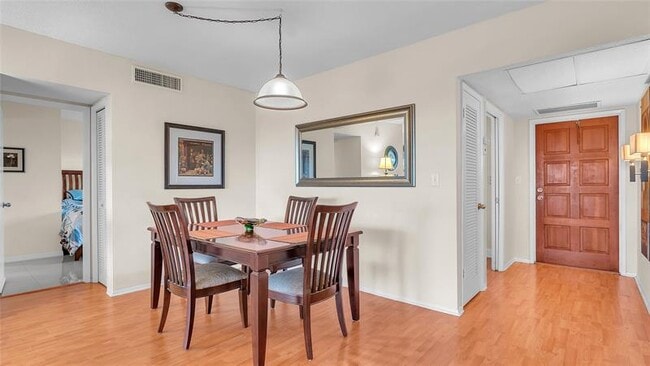 Building Photo - 3150 N Palm Aire Dr