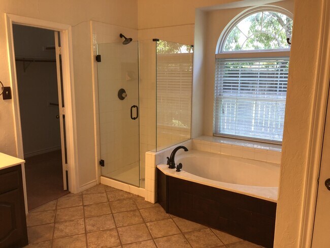 Building Photo - 5 Bedrooms in Richardson!