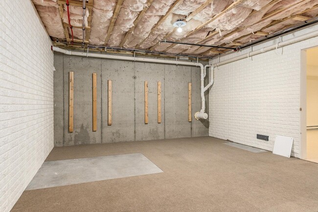 Building Photo - 677 Dennett St