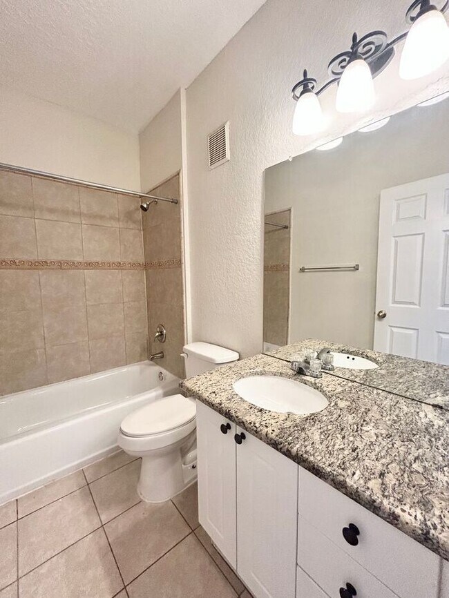 Building Photo - Stylish 3/2 Corner-Unit Condo with Resort ...