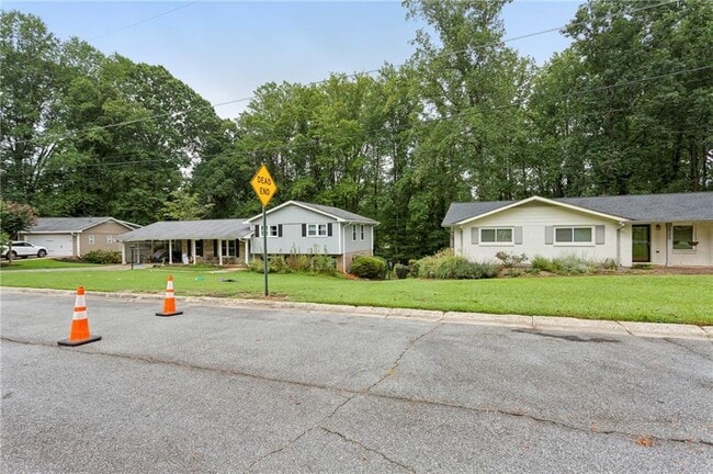 Building Photo - 720 Brookline Dr SE