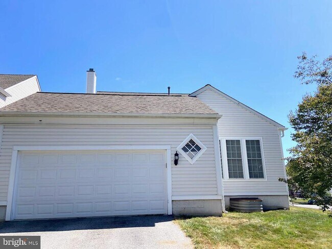 Building Photo - 1403 Hampshire Ln