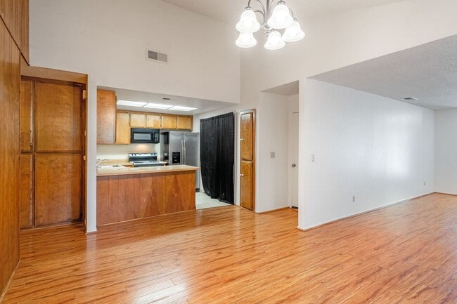 Building Photo - 4830 Suncrest Way