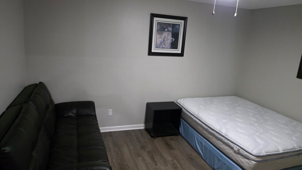 Building Photo - 1417 22nd Ave N