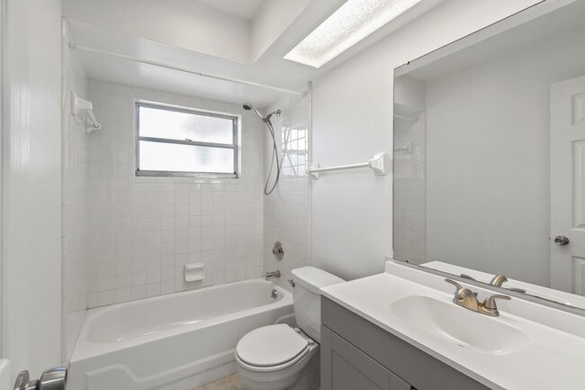Building Photo - 2711 N Dellwood Dr