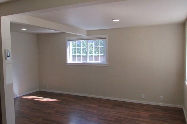 Building Photo - 3 Bedroom House in Mount Vernon