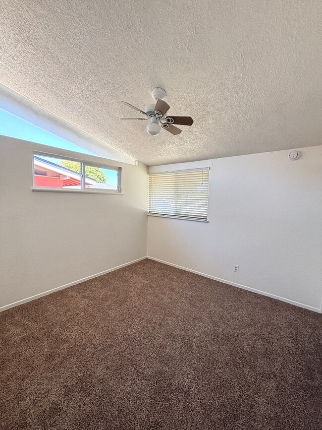 Building Photo - Lovely 3 Bedroom Home in Established Neigh...