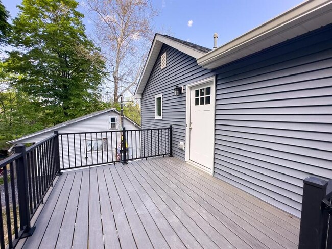 Building Photo - 453 Vineyard Ave