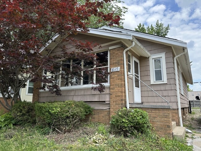 Primary Photo - 817 E Gift Ave