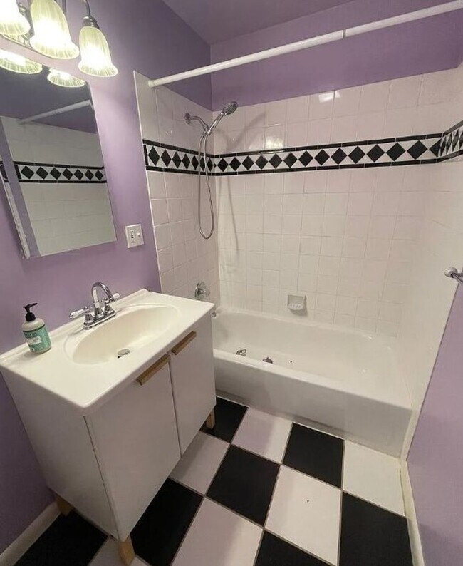 Building Photo - Charming 2 bedroom/1 bath Walking distance...