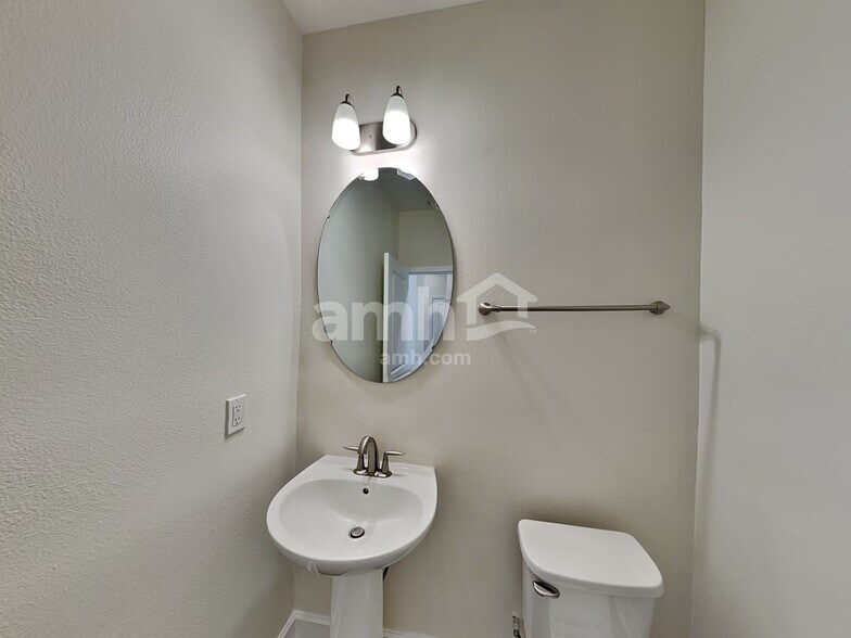 Building Photo - 2437 S Park Ave