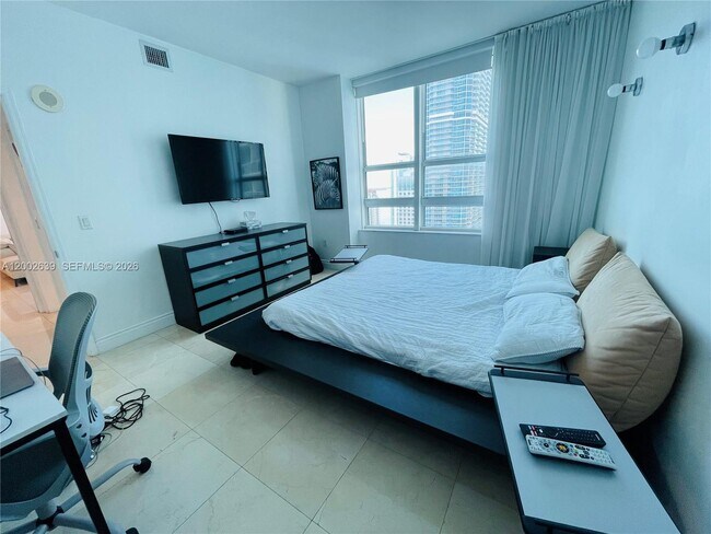 Building Photo - 950 Brickell Bay Dr