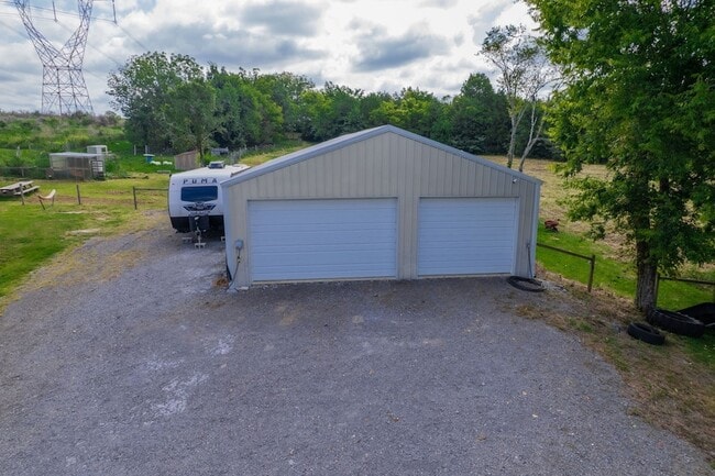 Building Photo - 864 Greenwood Rd