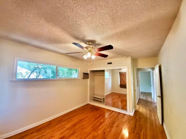 Building Photo - Beautiful 3-bedroom home in a quiet tree-lined street in Winnetka