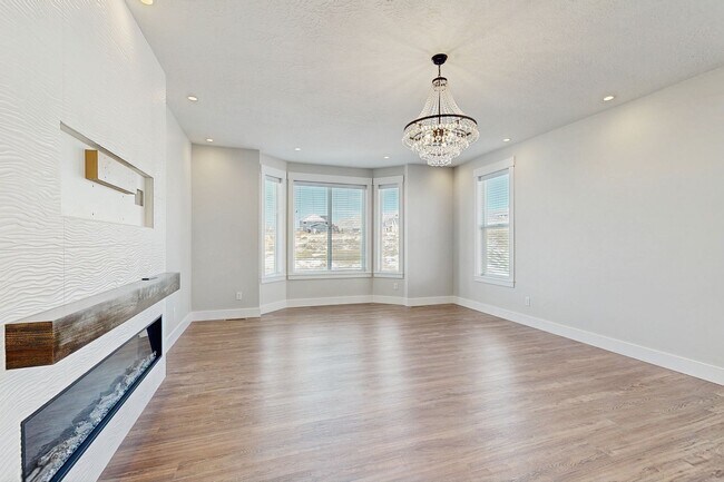 Building Photo - Large Spacious 4 Bedroom Home in Desirable Highland with Private Backyard and Finished Basement