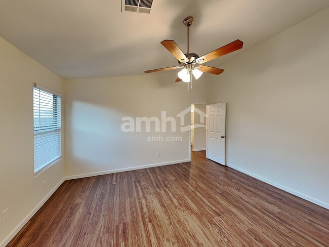 Building Photo - 3033 W Quail Ave