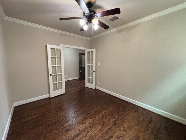 Building Photo - 5 BR/4BA | Updated Single Family Home | 2-Car Garage | Gated backyard