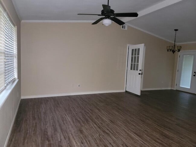 Building Photo - 10556 Rolling Pines Dr
