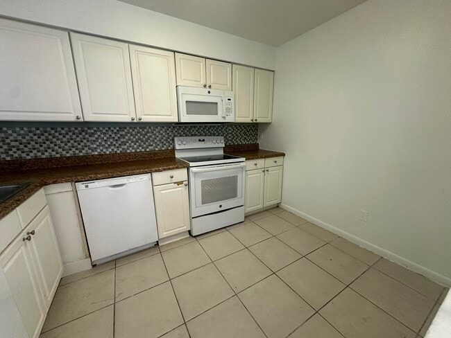 Building Photo - 2404 Seaside Dr