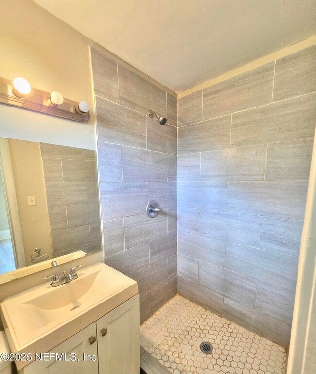 Building Photo - 213 W 24th St