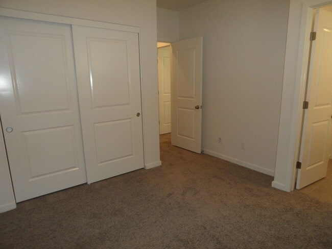 Building Photo - 4BR 3BA two-story condo with 2 Car Attache...