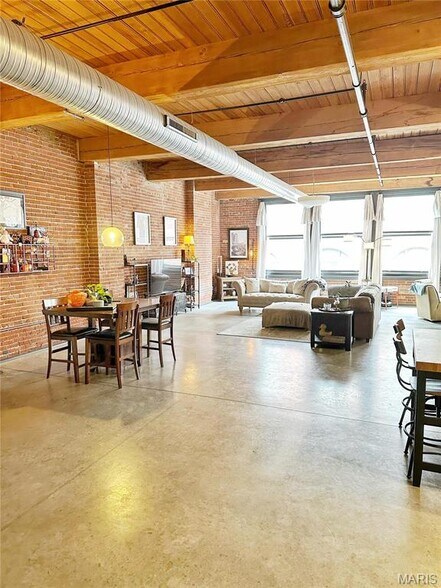 Open floor plan - 1015 Washington Ave