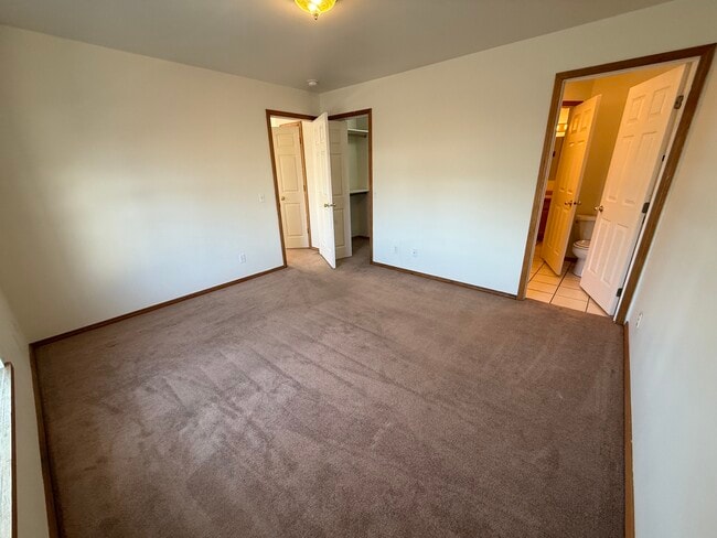 Building Photo - 204 Show Pl