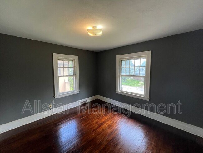 Building Photo - 411 9th St