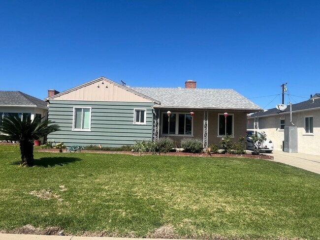 Building Photo - Home with a Cabin Style Family room and backyard Oasis