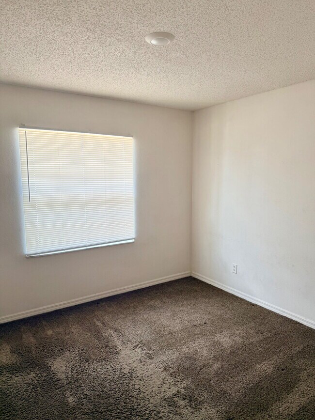 Building Photo - 3 Bedrooms, 2 Bathrooms, 2 Car Garage Home For Rent.