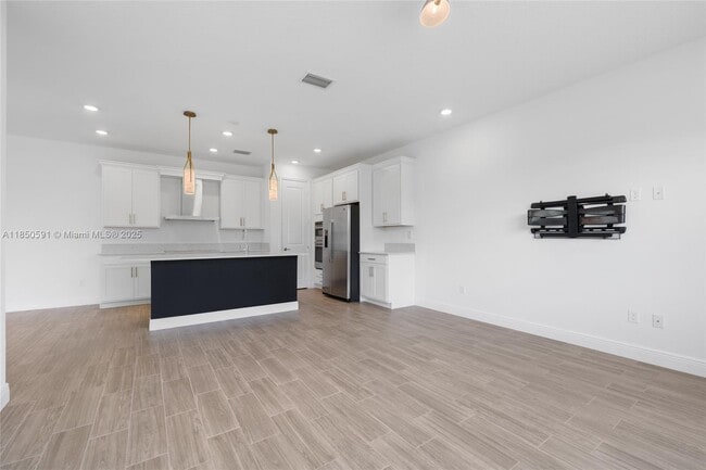 Building Photo - 4048 Veleiros Ave