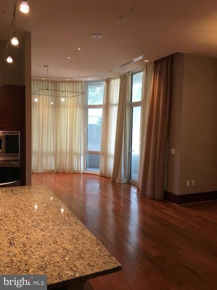 Building Photo - 8220 Crestwood Heights Dr