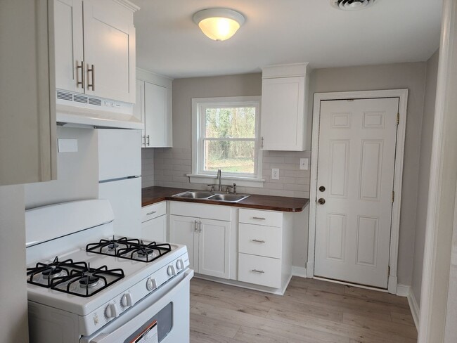 Building Photo - Updated and Remodeled 2 Bedroom, 1 bath in Desirable Location!