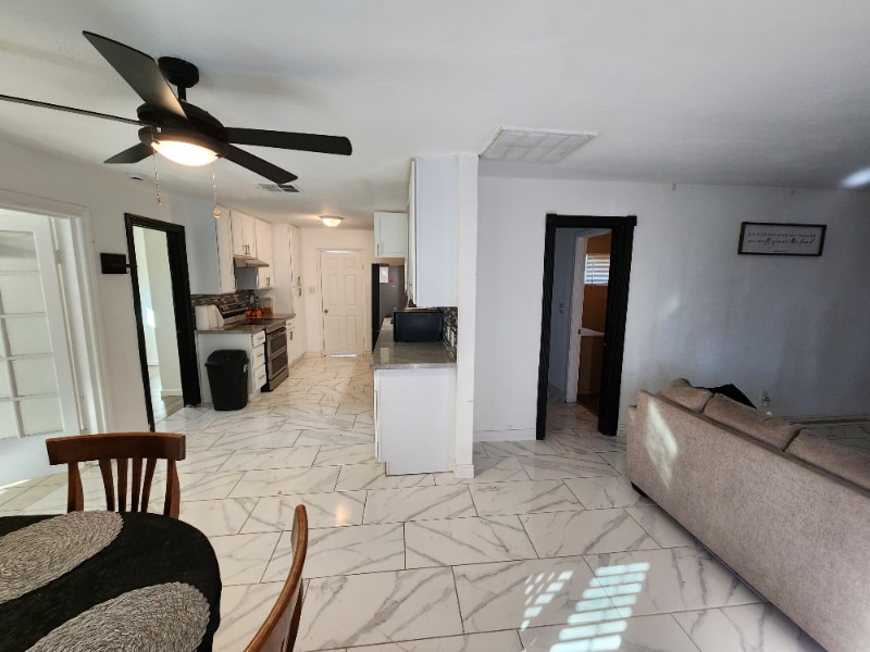 Building Photo - 3518 W Lynwood St