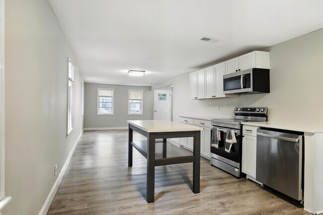 Building Photo - 1539 Manson St