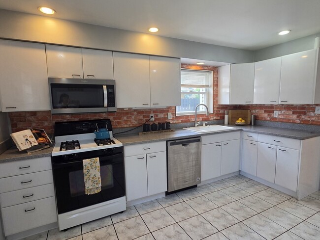Building Photo - 8418 W Crain St