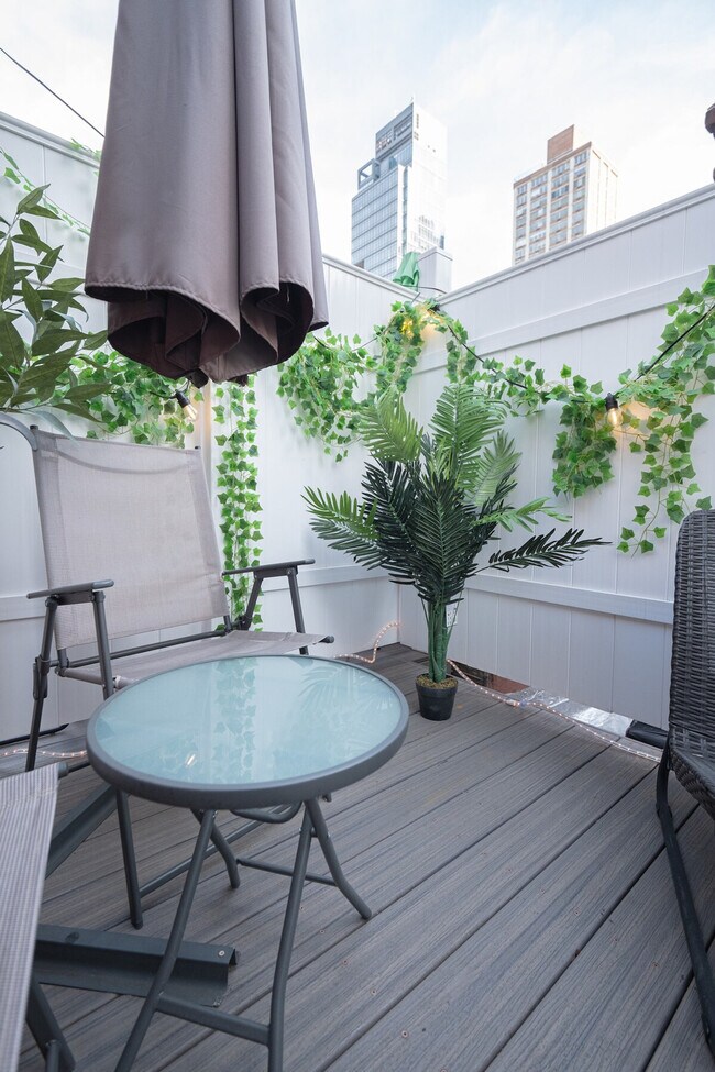 Building Photo - 328 E 74th St