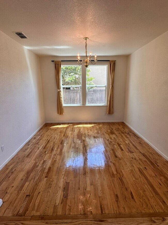 Building Photo - 5663 Lolet Way