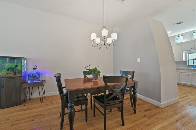 Building Photo - 8715 Meadowcroft Dr