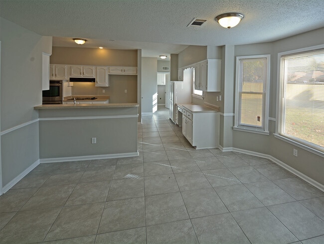 Building Photo - 4 bed, 2.5 bath in Cordova over 2600 sq feet